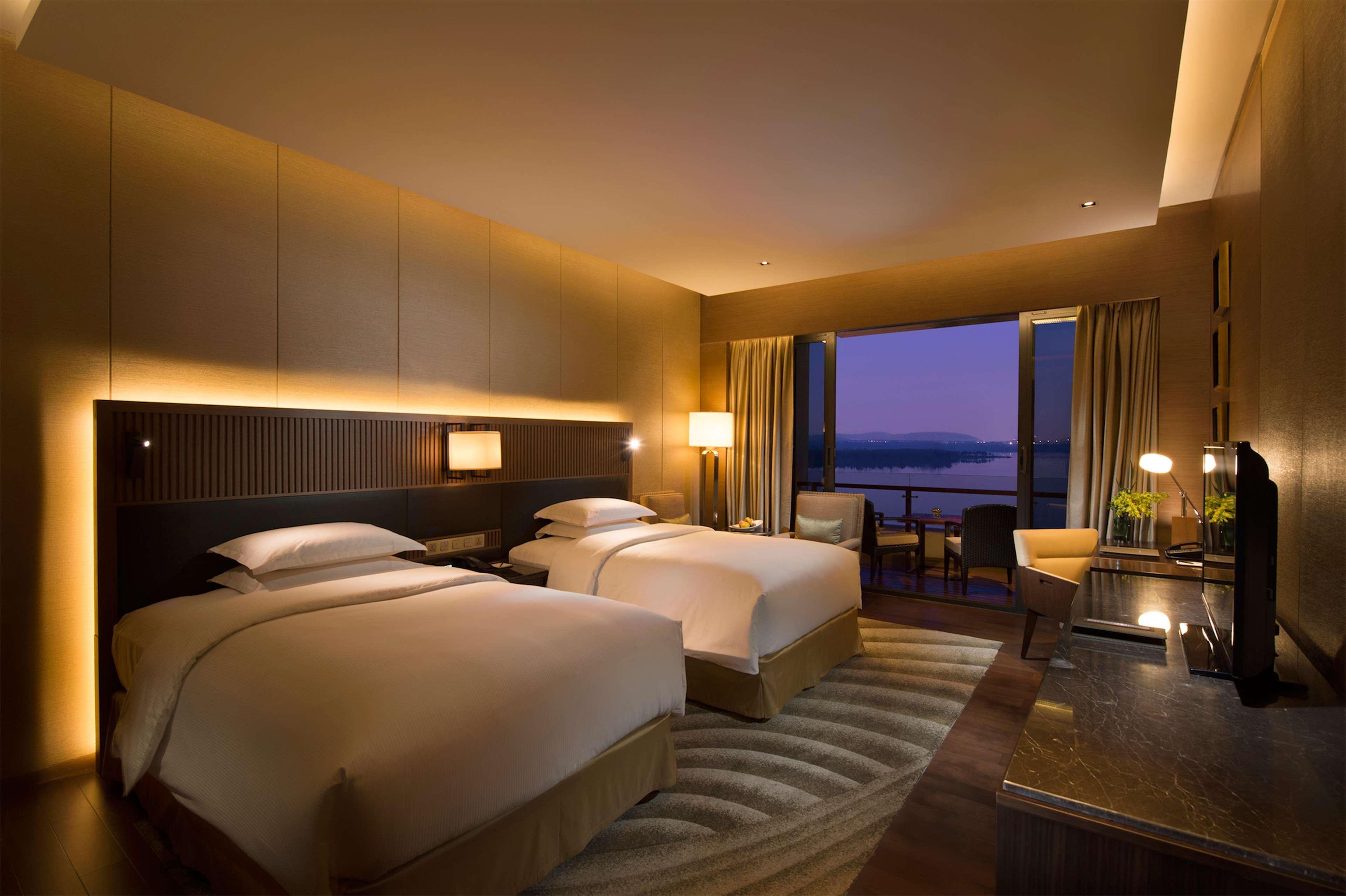Hilton Wuhan Optics Valley Eksteriør billede