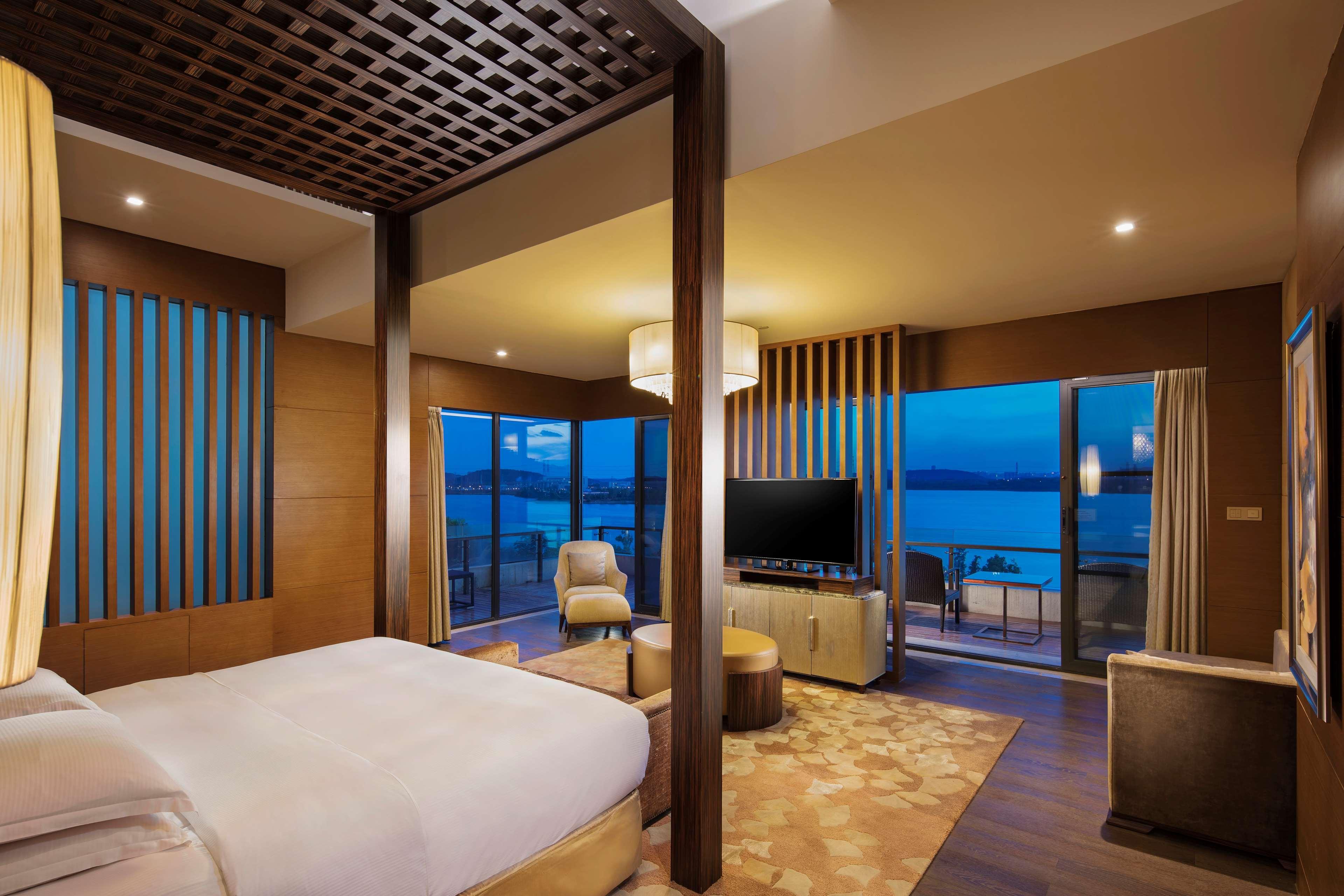 Hilton Wuhan Optics Valley Eksteriør billede