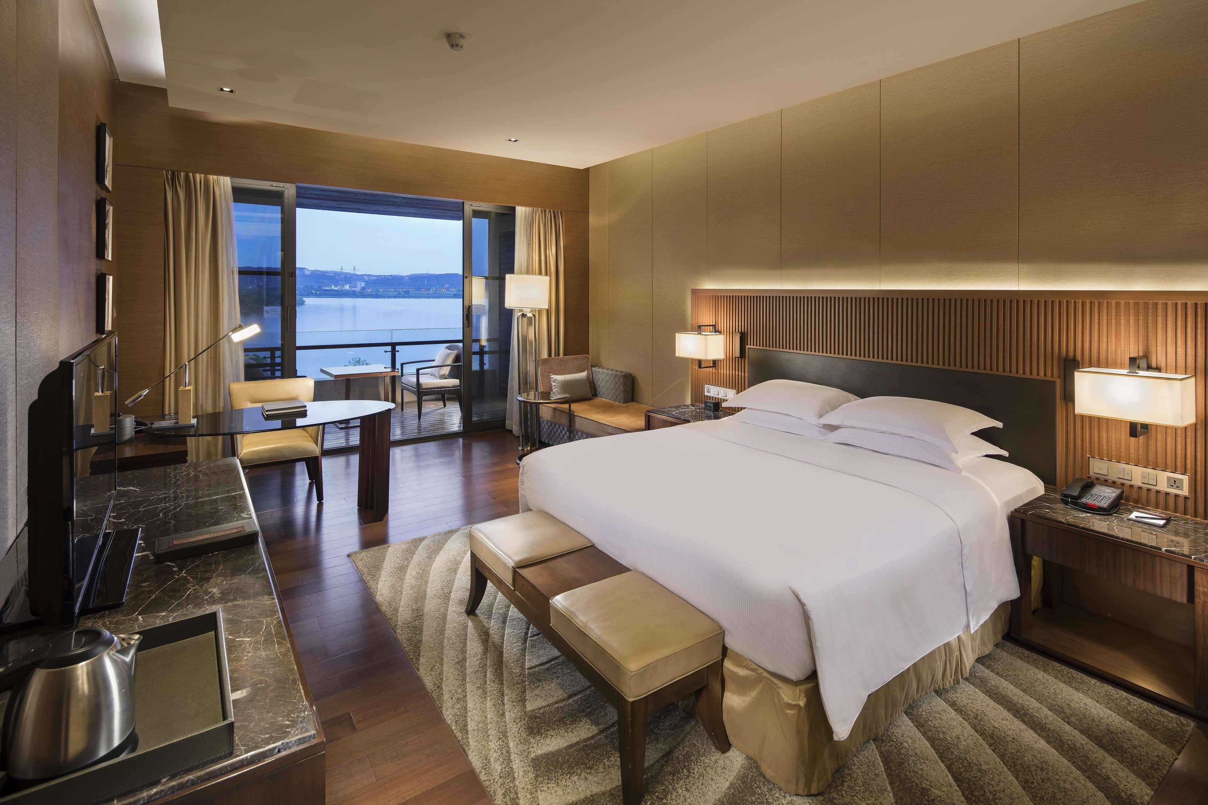 Hilton Wuhan Optics Valley Eksteriør billede