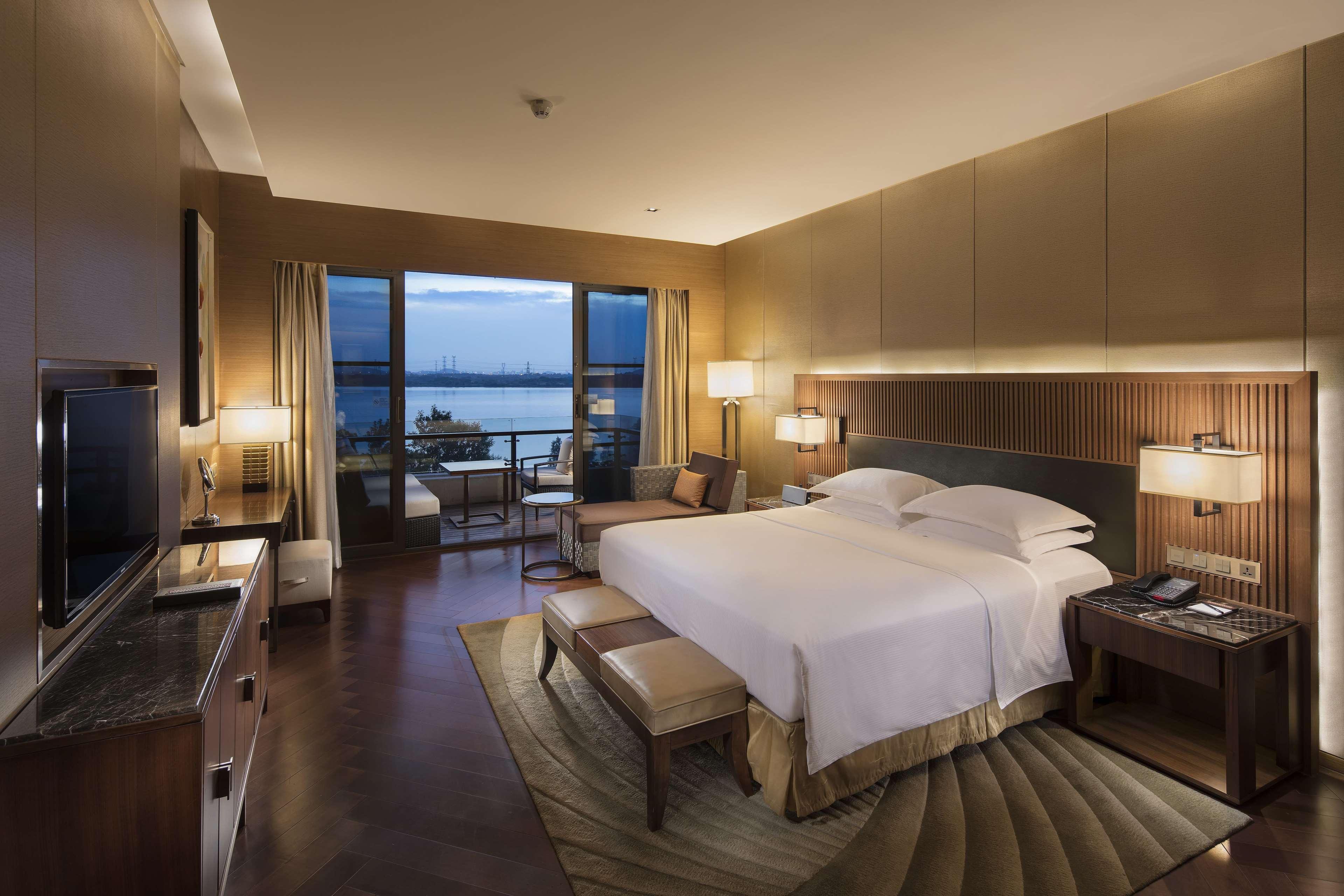 Hilton Wuhan Optics Valley Eksteriør billede