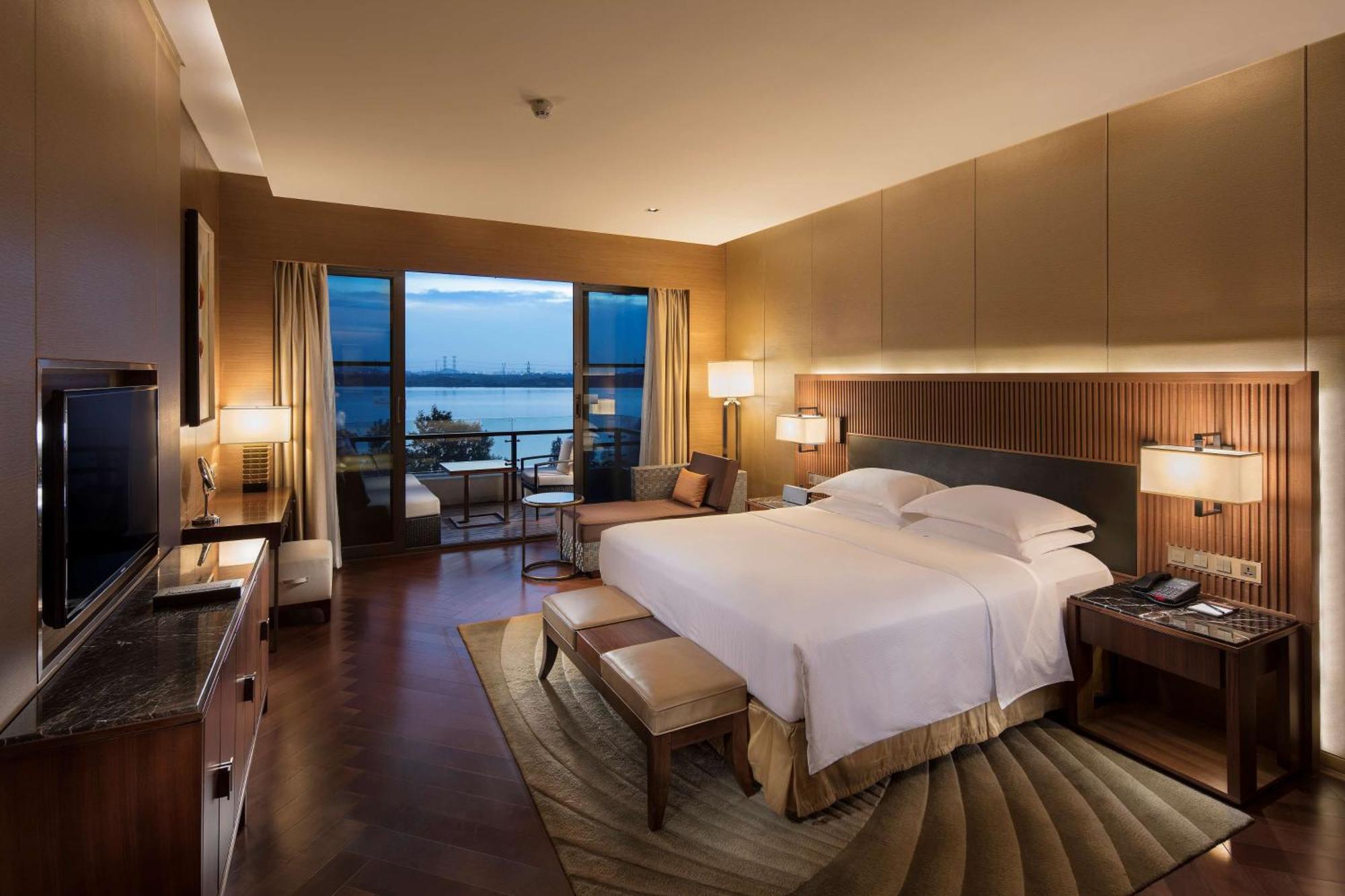 Hilton Wuhan Optics Valley Eksteriør billede