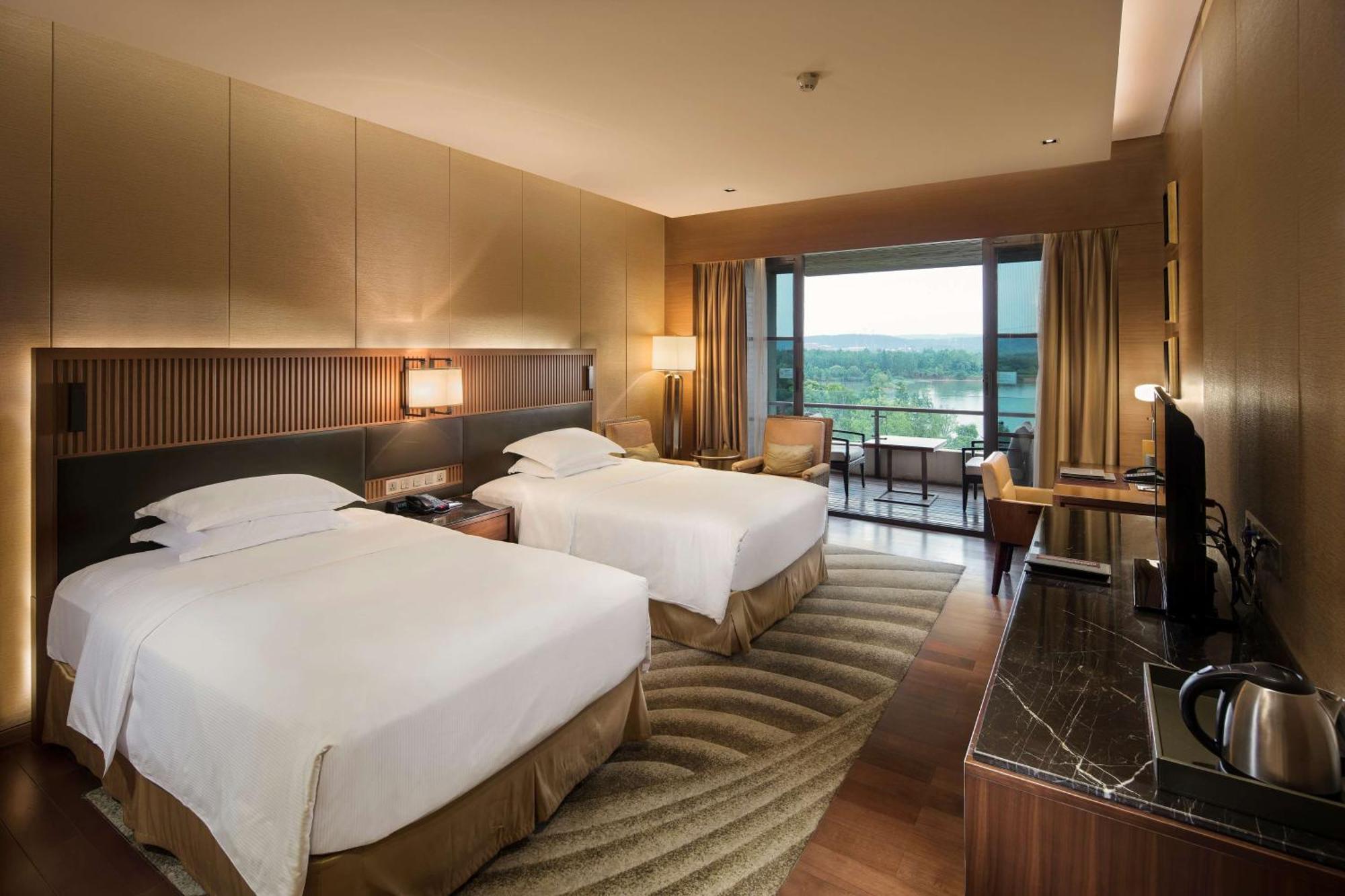 Hilton Wuhan Optics Valley Eksteriør billede